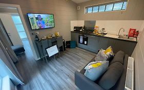 P75 - Studio Pod With Hot Tub